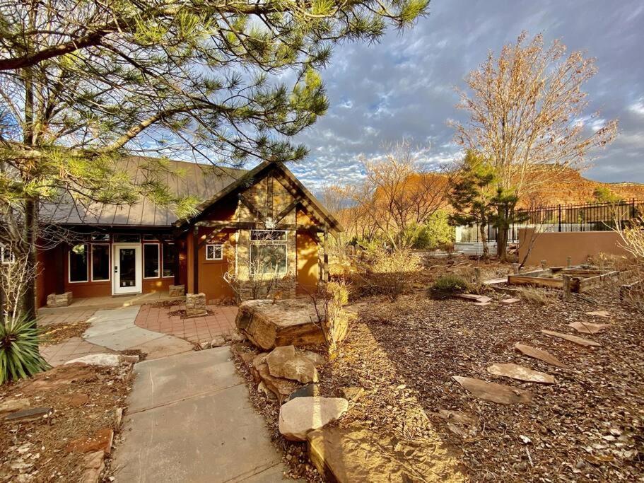 Beautiful Group Lodge With Private Pool In Kanab, Ut Exterior photo