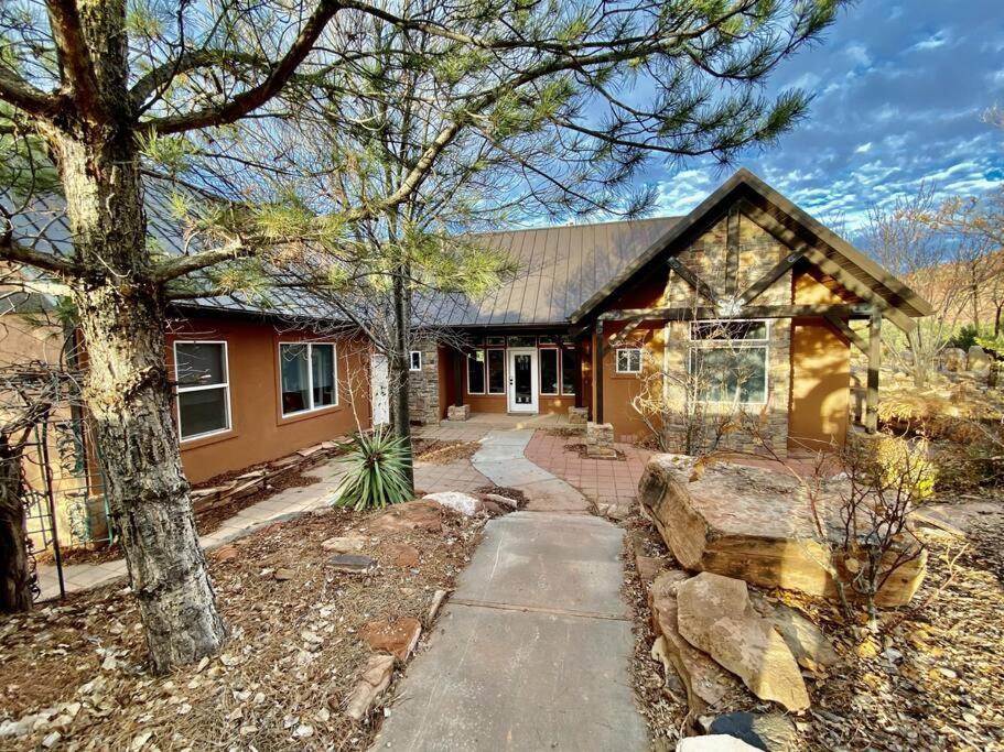 Beautiful Group Lodge With Private Pool In Kanab, Ut Exterior photo